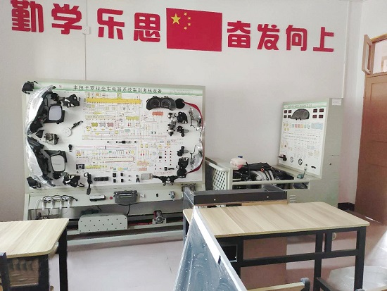 赣州市九鼎赣饶职业培训学校汽车实训台