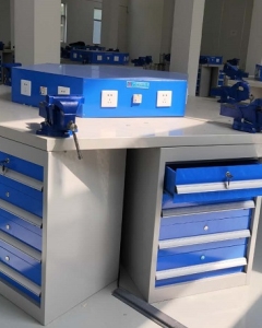 漯河市中专学校六工位钳工台项目